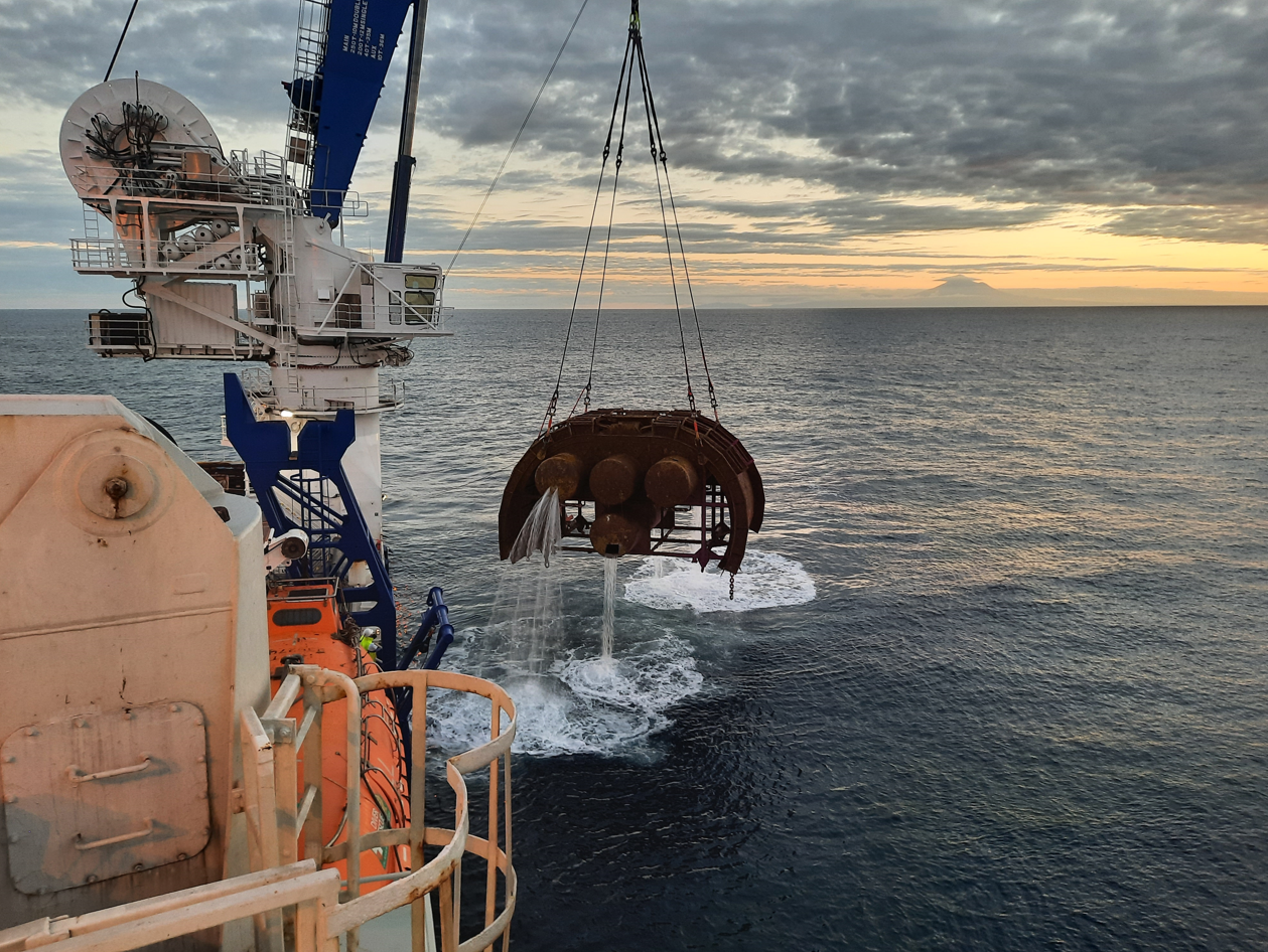 One of the mid-water arches being hauled onto the Sapura Constructor.