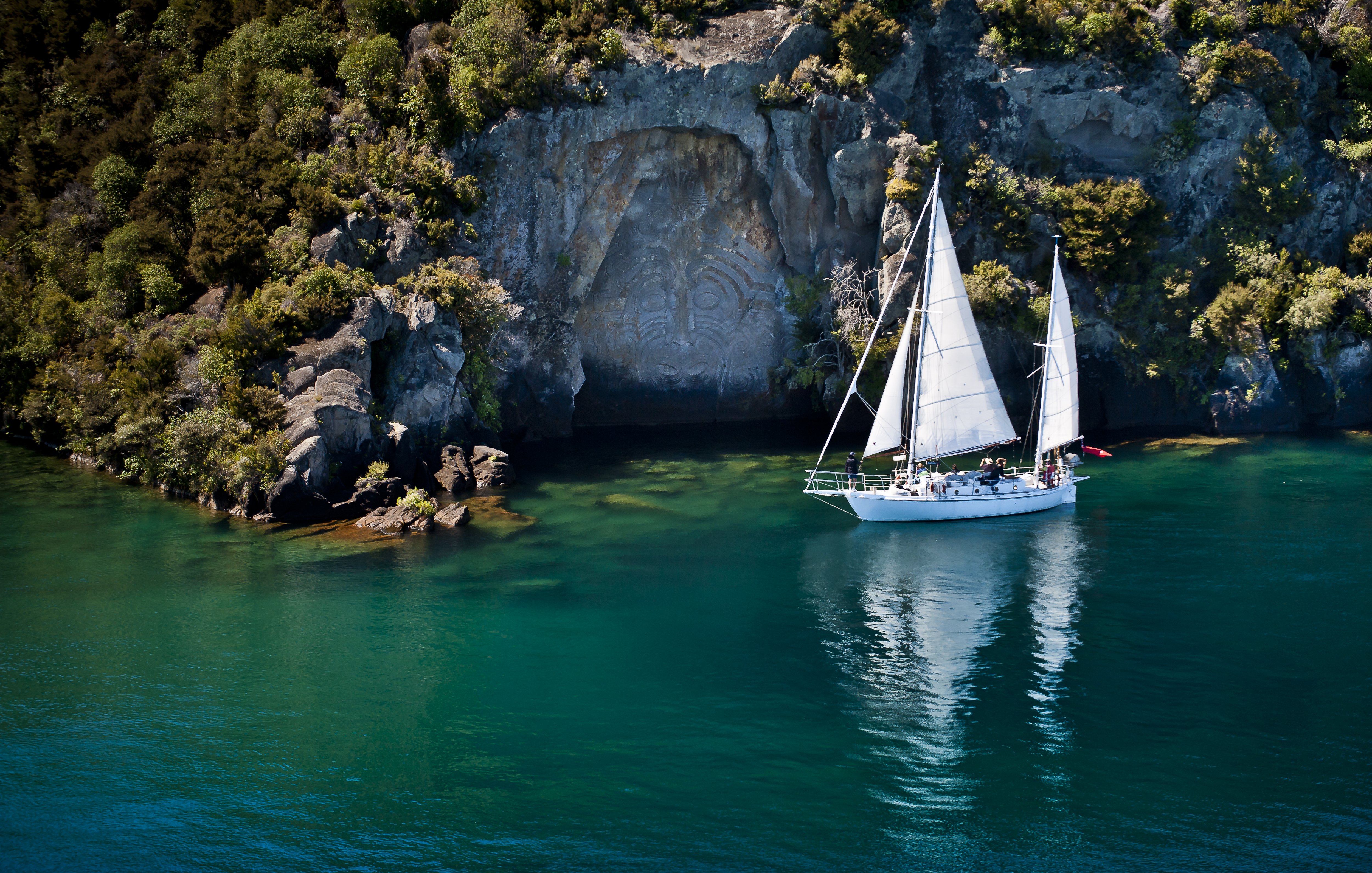 Viewing the Mine Bay Māori Rock Carvings by sailboat 