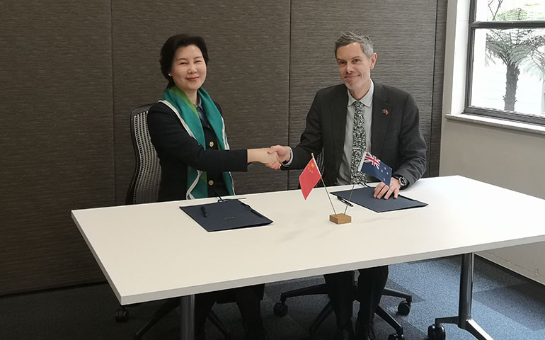 MBIE Deputy Secretary Labour Science and Enterprise Nic Blakeley and NSFC Vice President Jihong Yu shake hands following the signing the arrangement.