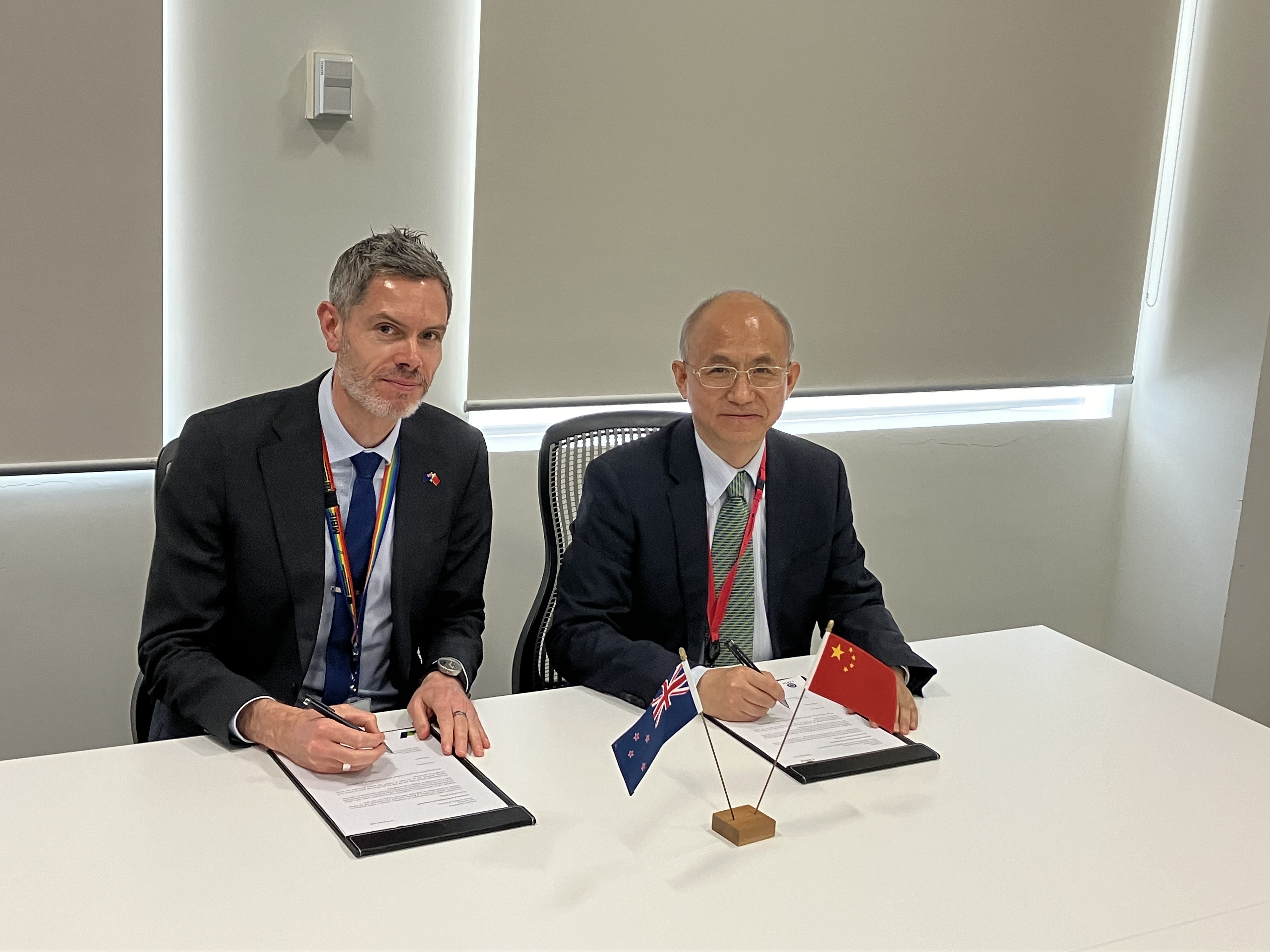 MBIE Deputy Secretary Labour Science and Enterprise Nic Blakeley and NSFC Vice President Yaping Zhang sign the MoA renewal.